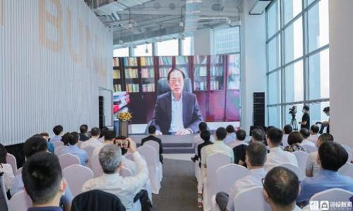   2023年虚拟币投资指南：个人如何在数字货币市场中获利 / 
 guanjianci 虚拟币, 数字货币, 投资技巧, 个人理财 /guanjianci 

一、引言：虚拟币的魅力与风险
随着区块链技术的发展和数字化时代的到来，虚拟币以其独特的优势吸引了众多投资者的目光。尽管2023年虚拟币市场面临着前所未有的挑战，个人投资依然可以找到机会。在这个数字货币投资指南中，我们将解析如何在复杂的市场中把握机会，同时也要警惕其中的风险。

二、虚拟币的基本知识
在深入分析投资策略之前，首先应该了解虚拟币的基本概念。虚拟币是基于区块链技术的数字资产，它不受传统金融市场的制约。比特币、以太坊等币种作为市场的领军者，带动了整个行业的发展。随着发展，出现了许多不同类型的虚拟币，如稳定币、山寨币等，每一种都有其独特的功能和作用。

三、2023年市场环境分析
在2023年，虚拟币市场经历了多次起伏。尽管市场整体呈现波动，但仍然是一个充满机会的时代。政策的变化、技术的进步以及用户需求的不断增长，都为个人投资者提供了多样化的选择。盯紧市场热点，抓住属于个人的投资机会，我们的目标是实现资产的保值增值。

四、选择合适的虚拟币进行投资
在选择虚拟币时，个人投资者需要考虑多个因素。首先，币种的流动性至关重要，流通性强的虚拟币更易于交易，其价格波动相对较小。其次，了解项目背后的团队和技术，特别是是否有实际应用场景。最后，个人应根据自身的风险承受能力，进行相应的配置。

五、制定投资策略
成功的投资离不开科学的策略。2023年，你可以根据市场走势和个人情况制定短期和长期投资策略。如果你是初学者，可以选择定投的方式，以摊平成本。而对于有经验的投资者，可以考虑波段操作，利用市场的波动进行买卖。

六、风险管理与心理素质
每一个投资者都必须面对风险，特别是在虚拟币市场中。制定风险管理计划是保护个人资产的关键。设定止损点和利润目标，合理分散投资，都是有效的风险控制措施。同时，保持理性的投资心态，避免因市场短期波动影响决策。

七、实际案例：从小白到投资达人
为了使内容更具真实感，让我们来讲述一位名叫李明的小伙子的故事。他是一名普通的上班族，在2021年听说比特币后开始关注虚拟币市场。起初，他的投资充满了不确定性，频繁受到市场波动的影响。但通过不断学习和实践，他逐渐掌握了投资的艺术。在2023年，他的投资组合不仅保值，更实现了可观的增值。

八、未来趋势：虚拟币市场的新变革
展望未来，虚拟币市场将迎来新的变革。随着技术的持续进步和市场需求的增长，个人投资者在数字货币领域将拥有更多的机会。去中心化金融（DeFi）、非同质化代币（NFT）以及其他新兴技术将继续影响市场，个人需保持敏锐的市场洞察力，抓住每一个潜在机会。

九、总结与建议
在虚拟币投资的世界中，没有绝对的成功之道。每个投资者都需要根据自身的情况制定适合的投资策略。保持学习、不断调整，才能在这个瞬息万变的市场中立于不败之地。2023年是一个充满挑战的年份，但同时也是机会与希望并存的一年。祝愿每位投资者都能在虚拟币市场找到属于自己的成功之路。

十、附录：资源推荐与学习渠道
为了帮助个人投资者更好地了解虚拟币市场，以下是一些推荐的学习渠道和资源：
ul
    li专业书籍：如《区块链概论》、《比特币白皮书》等。/li
    li网络课程：Coursera、Udemy等平台提供的虚拟币课程。/li
    li社群与论坛：加入有关虚拟币的社区，如Reddit、Telegram等，获取最新信息和交流经验。/li
    li分析工具：使用各种虚拟币分析工具，如CoinMarketCap、TradingView等，进行市场分析。/li
/ul

只有不断学习与实践，才能在虚拟币投资之路上行稳致远。愿你的投资旅程充满光明与希望！